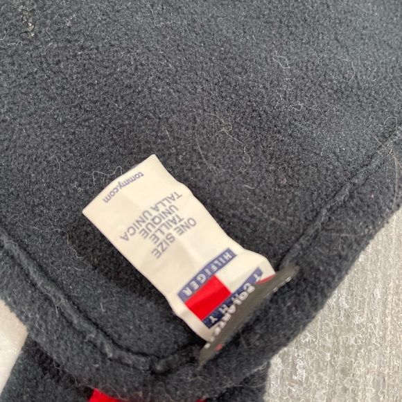 TOMMY HILFIGER SCARF 2008 - Picture 2 of 3